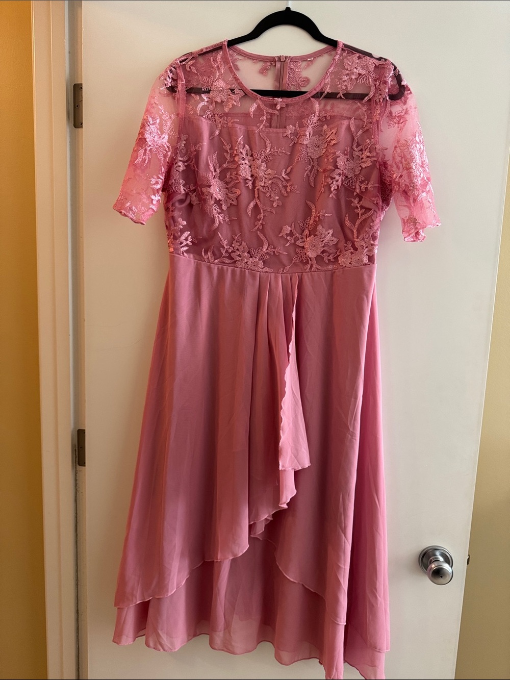 Women’s Pink Lace Appliqué Chiffon Dress